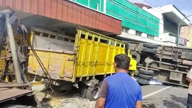 Sopir Mengantuk, 3 Truk Kecelakaan Beruntun di Magelang Terekam CCTV