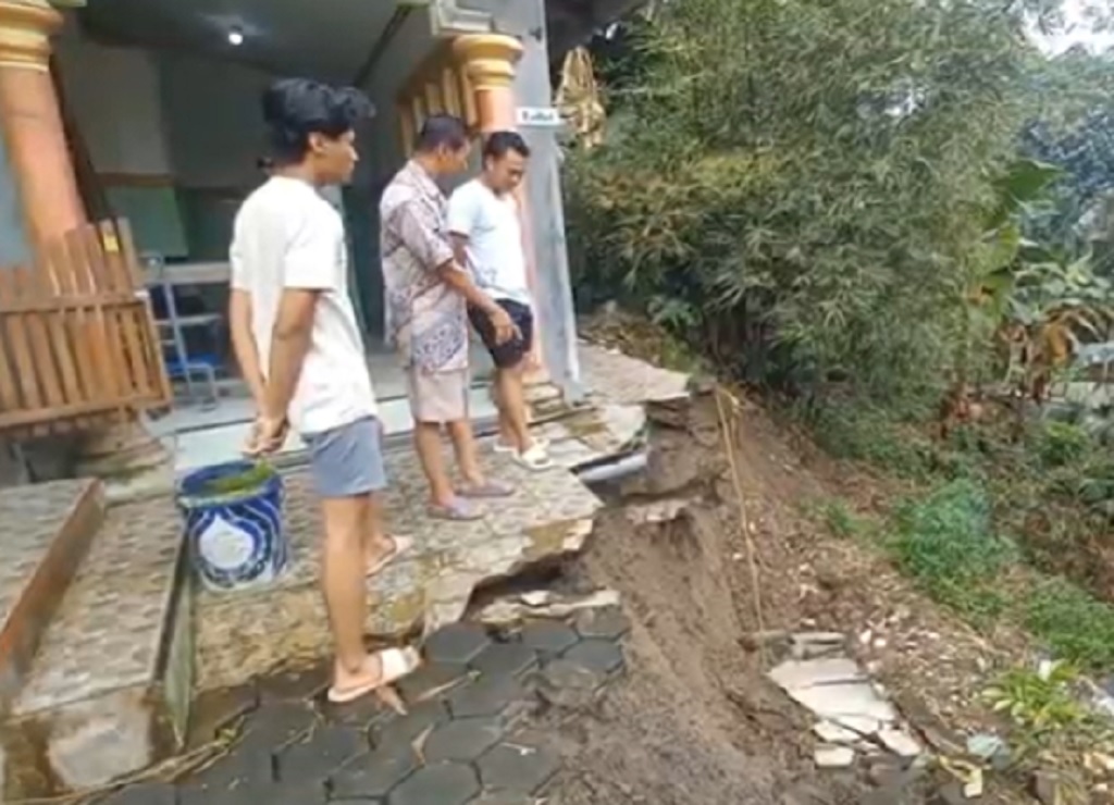 Longsor Terjang Kaligawe Semarang, Jalan Terputus, Rumah dan Musala Rusak