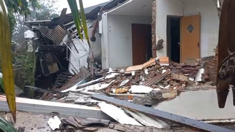 Talud Ambrol, 2 Rumah di Kompleks Villa Payung Indah Semarang Rusak Parah