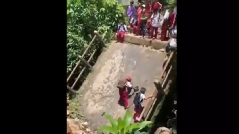 Berisiko Tinggi! Siswa SD di Pandeglang Nekat Lewati Jembatan Ambruk demi Sampai Sekolah