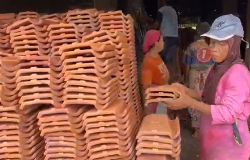 Perajin Genteng Soka Kebumen Antusias Sambut Program Gentengisasi Presiden Prabowo