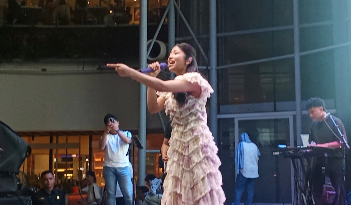 Anggis Devaki Rayakan Ultah V Radio: Happy Birthday