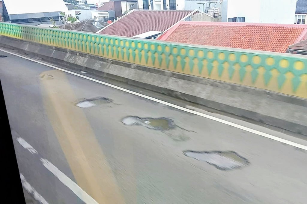 Banyak Jalan Berlubang di Jalur Langit Transjakarta Koridor 13, Penumpang Merasa Ngeri