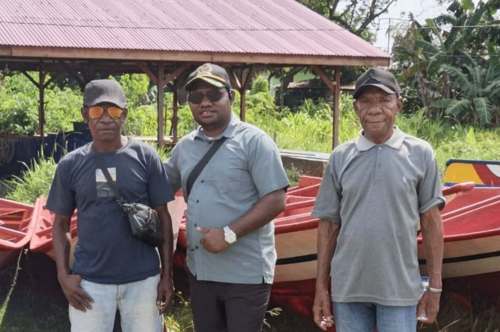 Anthon Asmorom Berikan Bantuan Perahu Fiber, Bangkitkan Ekonomi Nelayan Teluk Bintuni