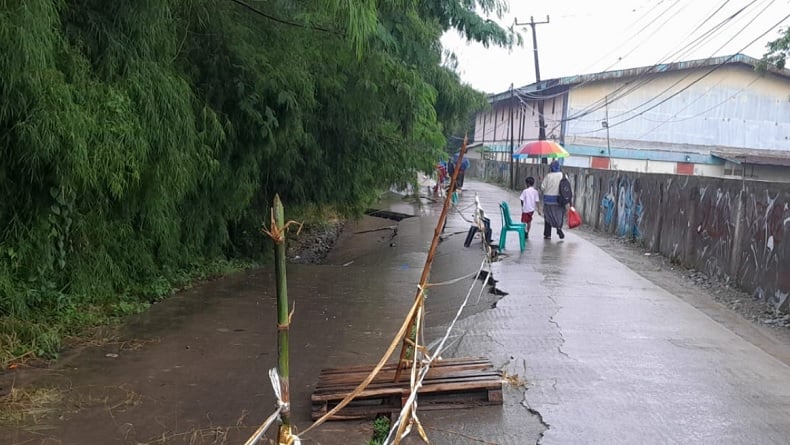 Jalan Utama di Desa Purwadana Karawang Kian Ambles, Warga Cemas Akses Terputus
