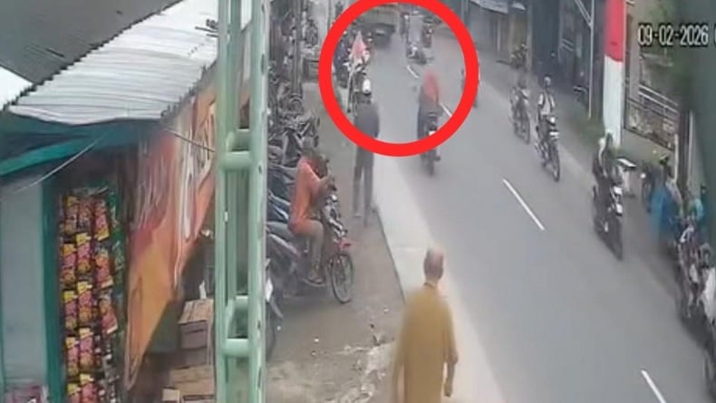 Truk Angkut Ayam Tabrak Pengendara Motor Pelajar di Jombang Terekam CCTV