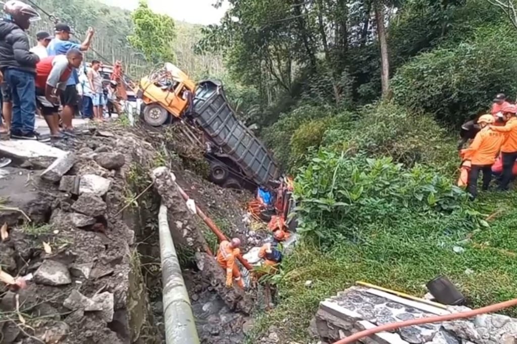 Kecelakaan Maut 2 Truk Terjun ke Parit di Semarang, 1 Orang Tewas Terjepit