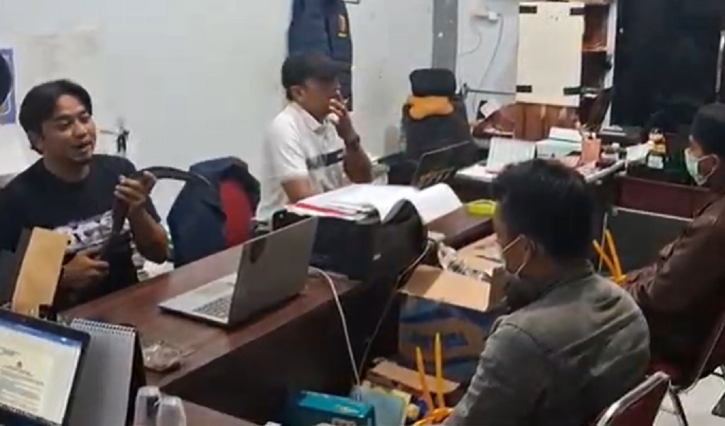 Wali Murid Penganiaya Guru MI di Sampang Ditangkap, Polisi Sita Celurit