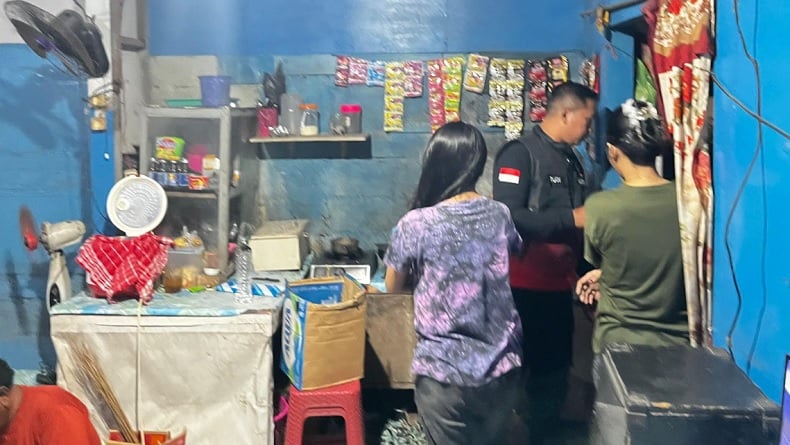 Razia Miras di Gresik Jelang Ramadhan, Puluhan Botol dan Sejumlah Orang Ditangkap