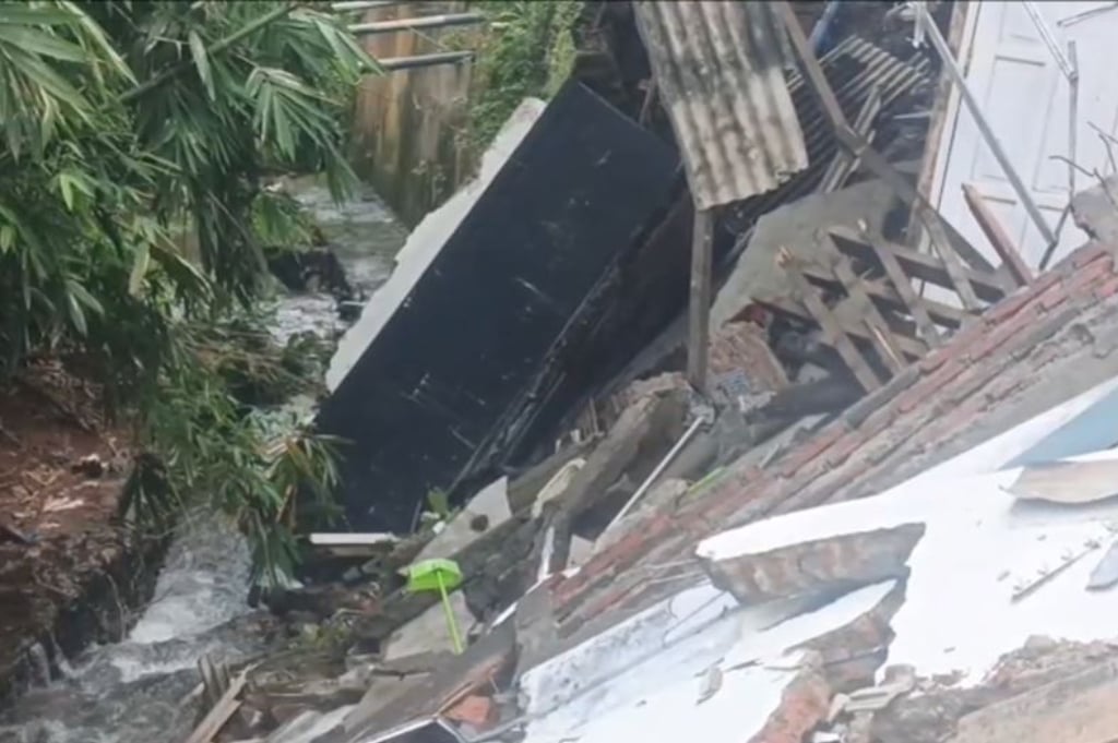 3 Rumah Warga di Bantaran Sungai Terbawa Longsor di Banyumanik Semarang