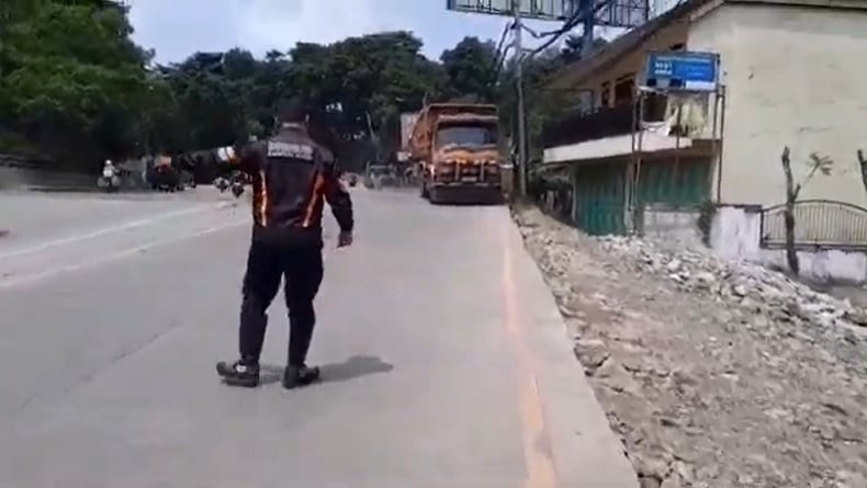 Truk Tambang Nekat Tabrak Petugas Dishub saat Razia di Parung Panjang, Berlanjut Pengejaran