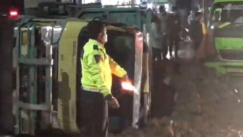 Truk Tabrak Elf di Sumedang, Belasan Penumpang Berhamburan Keluar