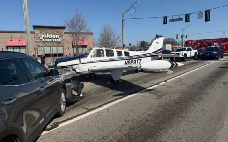Ngeri! Pesawat Mendarat Darurat di Jalan Raya Hantam Mobil