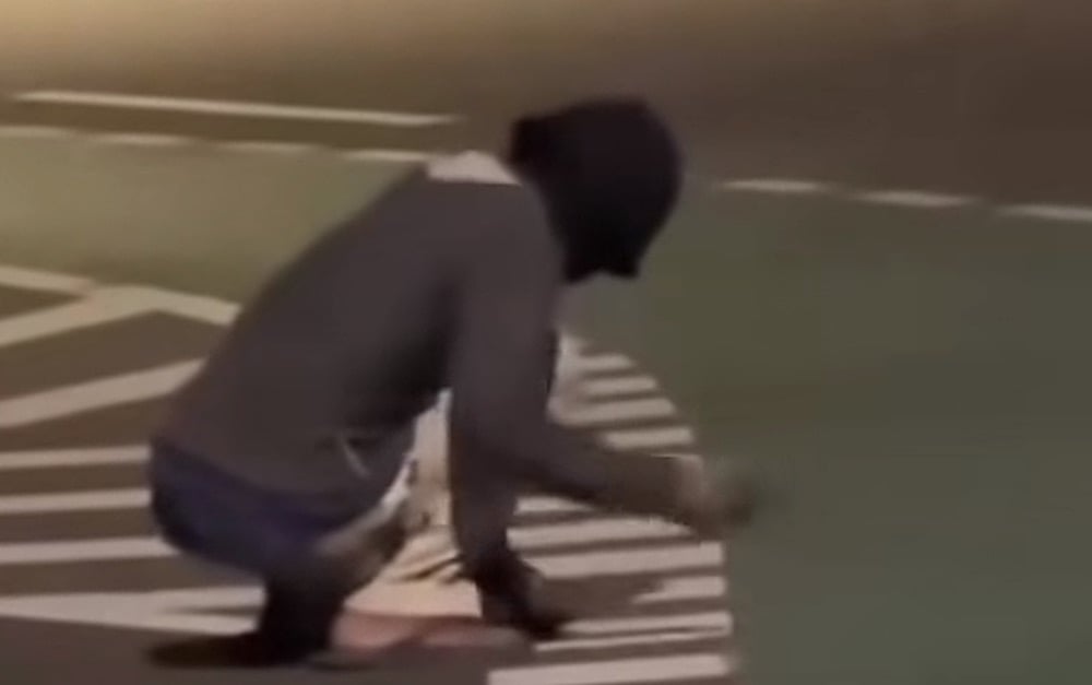 Viral Pria Bertopeng Bongkar 'Mata Kucing' di Underpass Cawang, Polisi Buru Pelaku