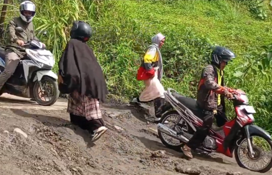 Jalur Utama Guci Tegal Ambles 1,5 Meter, Aktivitas Warga Lumpuh