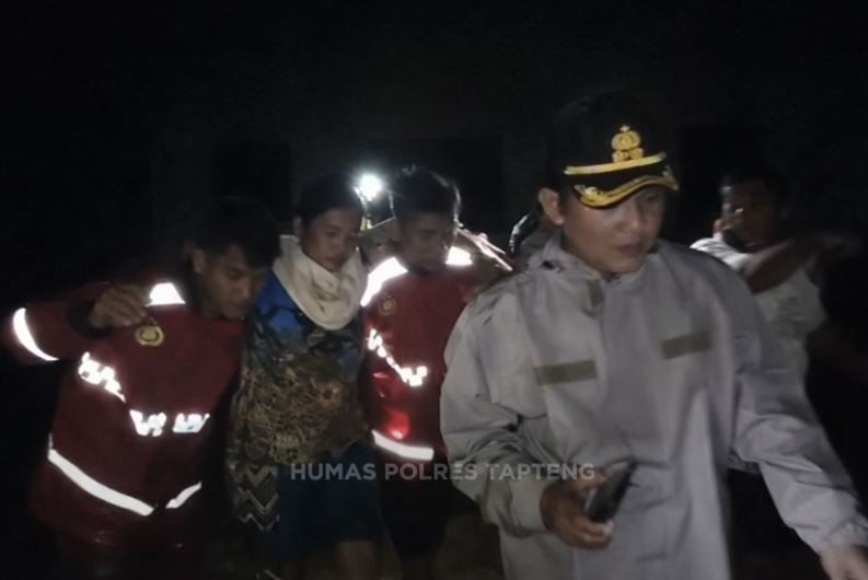 Banjir Tapteng, Polisi Gerak Cepat Evakuasi Warga hingga Tengah Malam