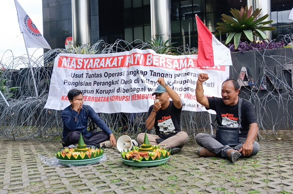Warga Pati Rayakan Sudewo Kena OTT, Tumpengan di Kantor KPK