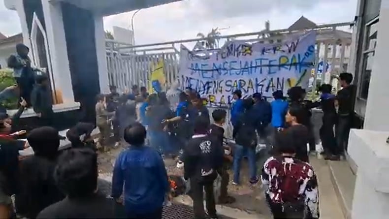 Demo Ricuh di Karawang, Massa Berupaya Dobrak Gerbang Kantor Bupati