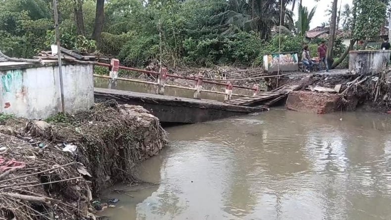 Jembatan di Sungai Cikambuy Serang Ambruk, Akses Kibin–Cikande Lumpuh
