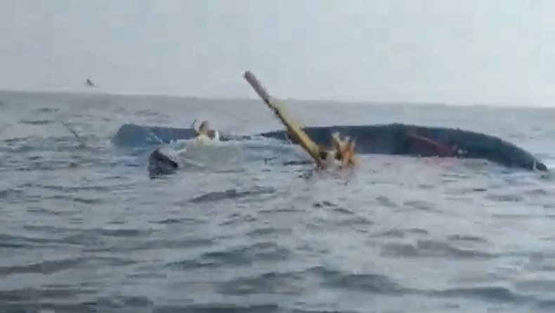 Kapal Tenggelam Tabrak Tower di Bangkalan, 19 ABK Terombang-ambing di Laut