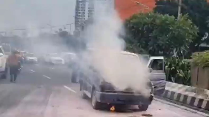 Hendak Melayat, Mobil Ditumpangi Sekeluarga Terbakar di Jalan Ahmad Yani Surabaya