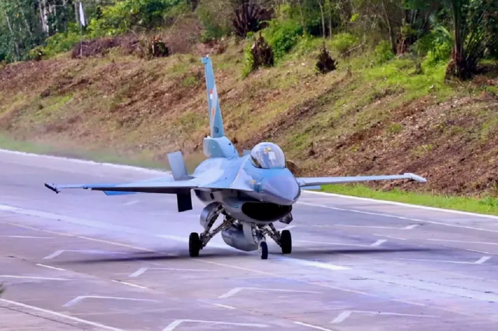 Momen Langka Jet Tempur Canggih F-16 Mendarat di Jalan Tol Lampung