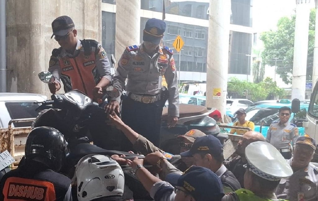 Parkir Liar di ITC Cipulir Jaksel Ditertibkan, 14 Motor Diangkut Petugas