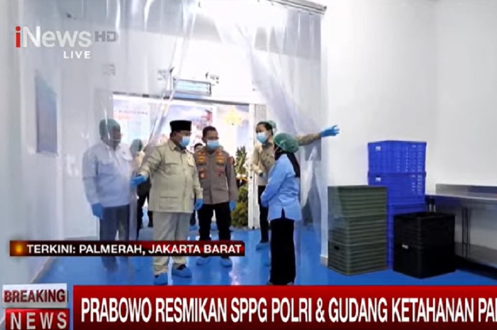 Prabowo Cek SPPG Polri di Palmerah, Pakai Masker hingga Sarung Tangan