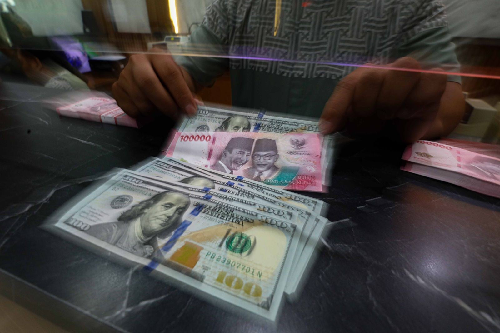 Rupiah Hari Ini Ditutup Anjlok! Rp17.394 per Dolar AS