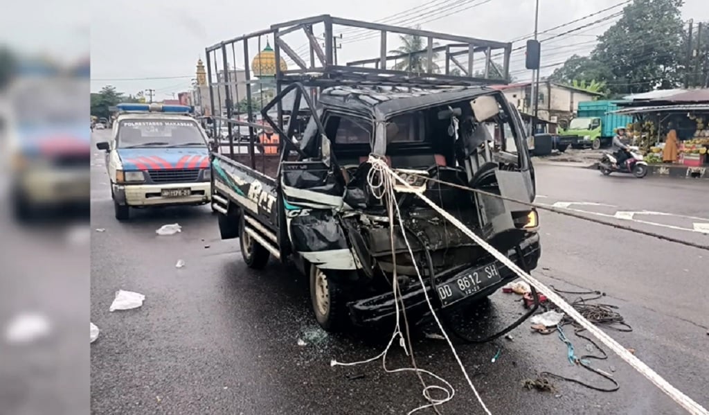 Kecelakaan di Makassar, Sopir Pikap Terjepit usai Tabrak Truk Tangki Mogok