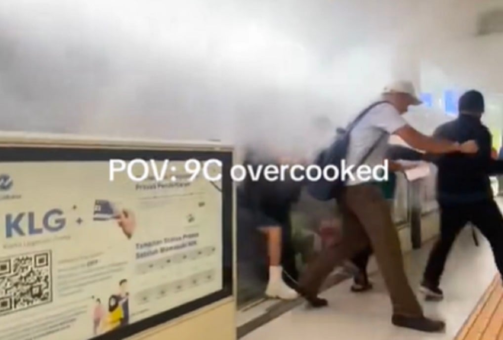 Viral Bus Transjakarta Keluar Asap di Halte Pancoran, Penumpang Berhamburan