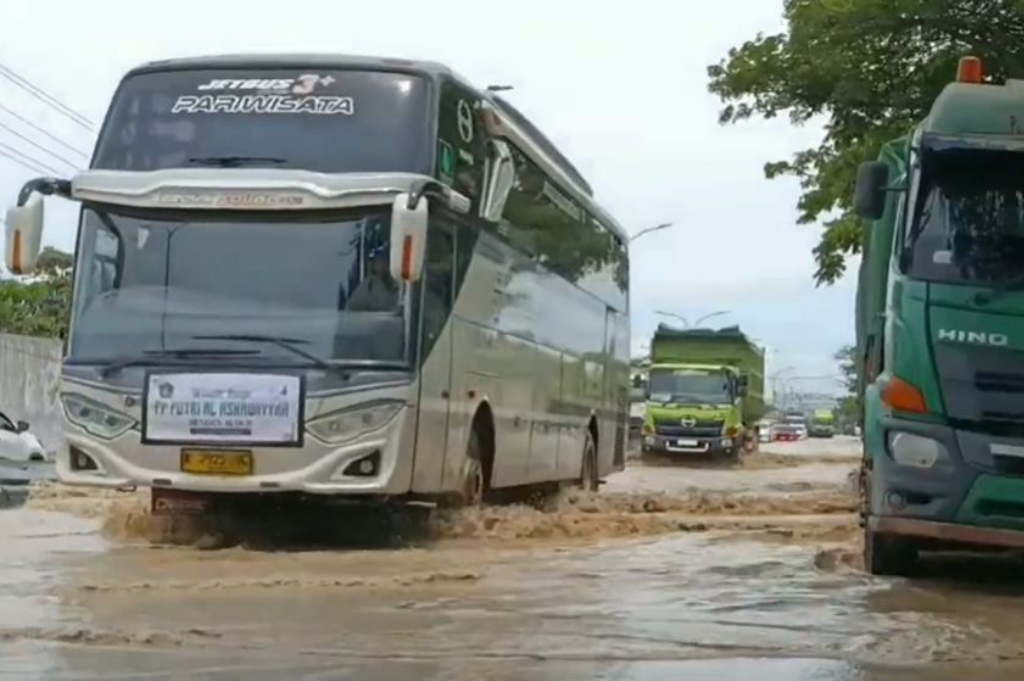 Jalan Pantura Kaligawe arah Demak-Semarang Terendam Banjir, Arus Lalu Lintas Tersendat