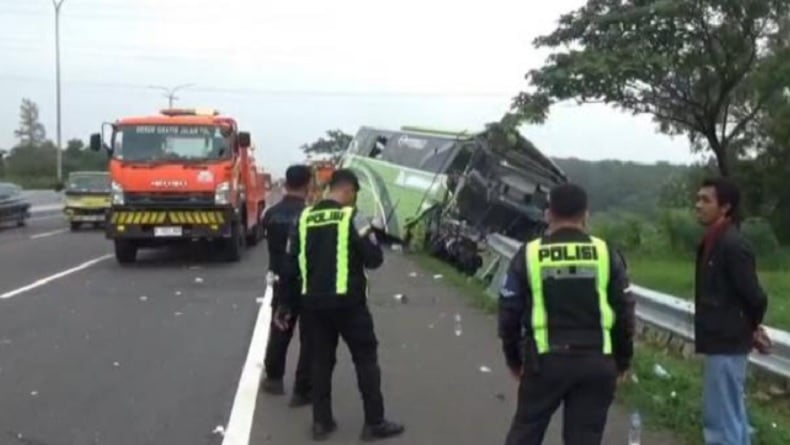 Kecelakaan Bus Wisata dan Truk di Tol Cipali, Sopir Tewas Puluhan Penumpang Luka-Luka