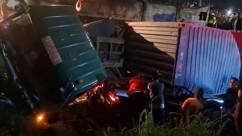 Kronologi Truk Maut Timpa Sedan di Karawang, Sopir Nekat Masuk Jalan Sempit Arahan Pak Ogah