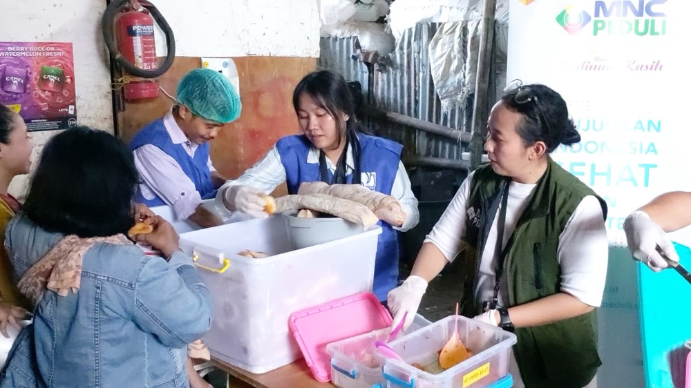 Sambut Ramadan, MNC Peduli dan Park Hyatt Jakarta Berbagi Makanan Bergizi dengan Pemulung di Jaksel