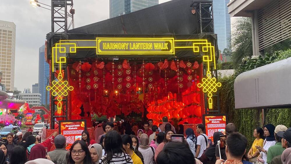 Ornamen Imlek di Bundaran HI Viral, Ramai Diserbu Warga