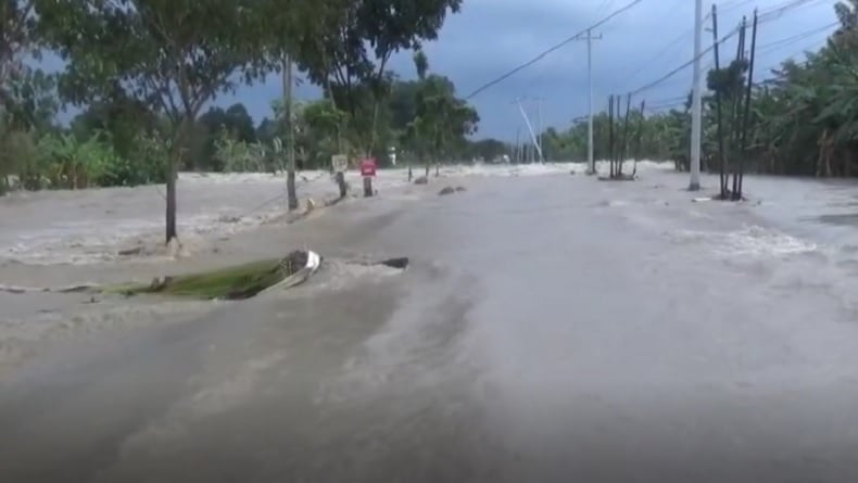 Banjir Rendam Jalan Grobogan-Semarang Belum Surut, Puluhan Kendaraan Terjebak Belasan Jam