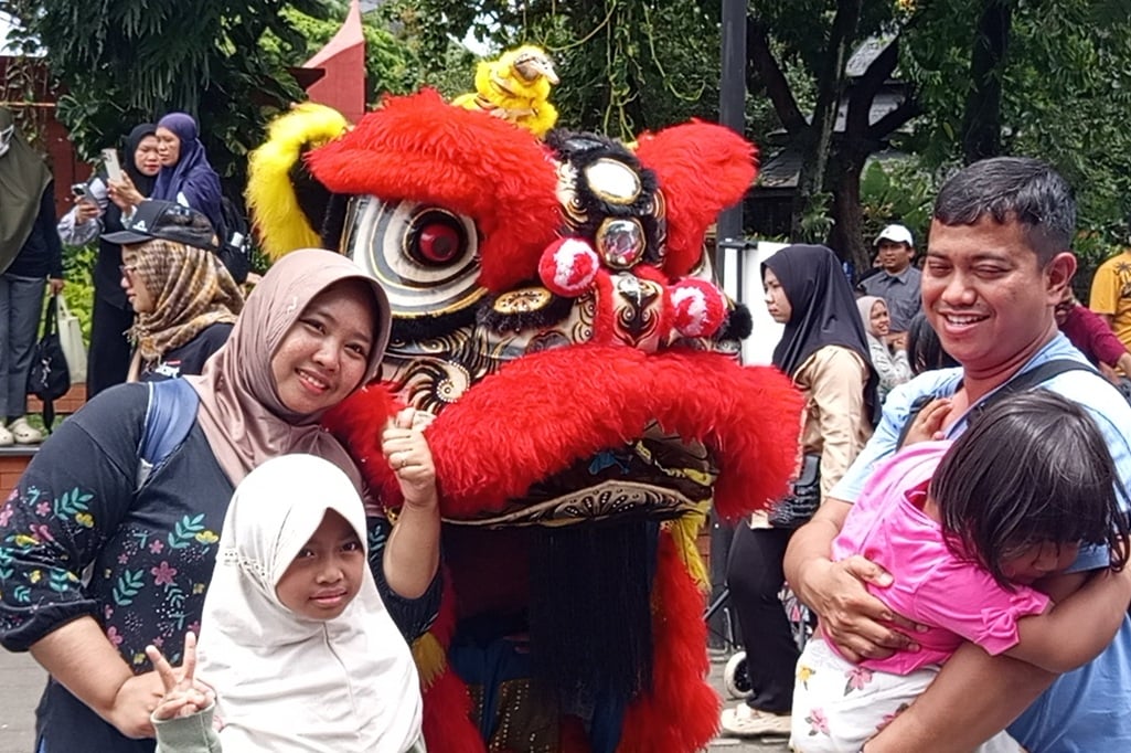 Suasana Meriah Festival Pecinan Imlek 2026 di TMII, Barongsai Jadi Magnet Pengunjung