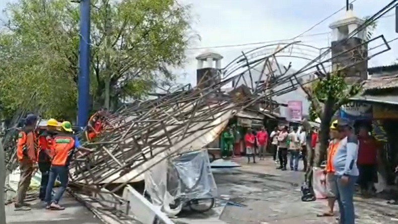 Baliho Besar Roboh Timpa Becak dan Warung di Semarang