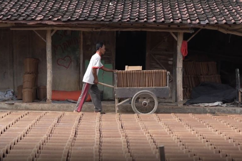 Perajin Genting di Sukoharjo Berharap Program Gentengisasi Gagasan Prabowo Bangkitkan Usahanya