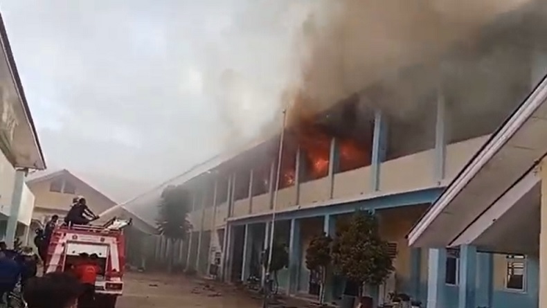 6 Ruang Kelas dan Kantin SMPN 2 Sungai Penuh Jambi Ludes Terbakar, Warga Panik