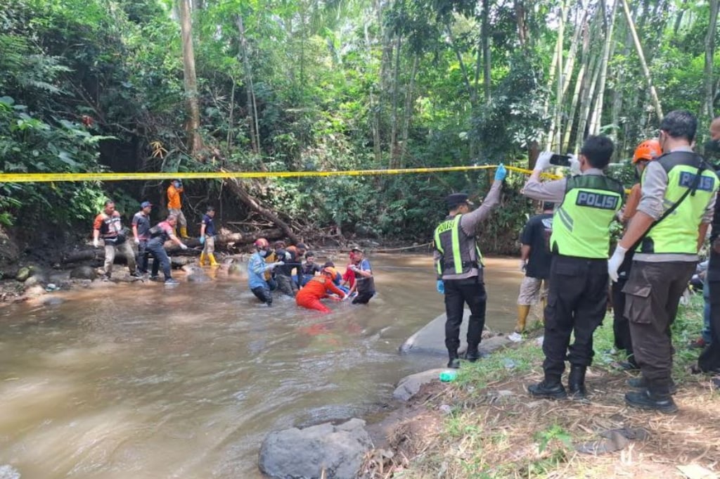 Malang Geger! Mayat Tanpa Busana Ditemukan di Sungai Jilu, Tangan Terikat-Mulut Tersumpal