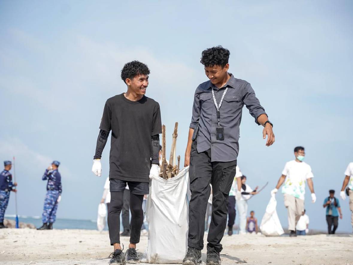 Pandawara Group dan InJourney Bersih-Bersih Pantai Kelan Bali, Angkut 2,2 Ton Sampah!