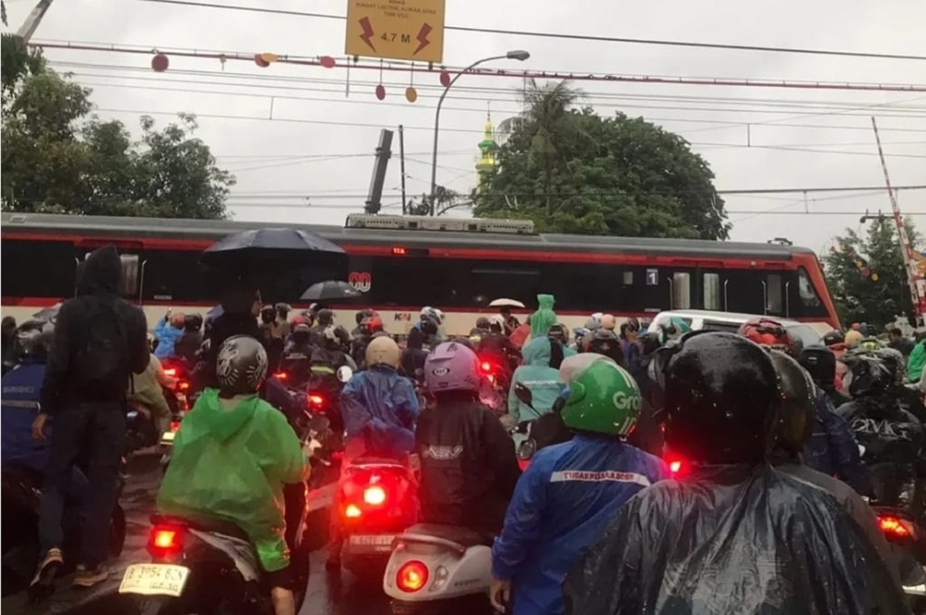 KA Bandara Tabrak Truk, Perjalanan KRL Tangerang-Duri Dihentikan Sementara