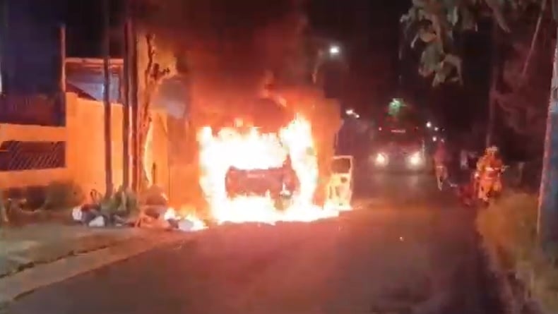 Mobil Terbakar Hebat di Jalan Manyar Jaya Surabaya