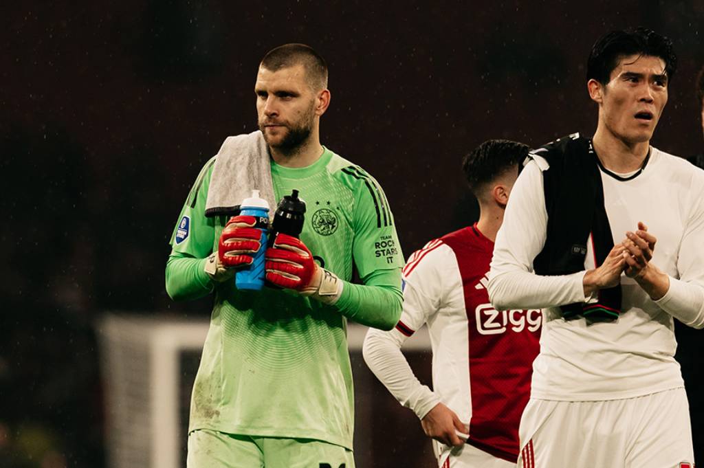 Maarten Paes Catat 7 Penyelamatan saat Debut untuk Ajax Amsterdam