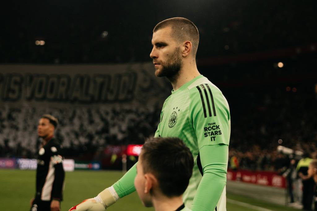 Maarten Paes Debut, Ajax Amsterdam Gagal Menang Lawan NEC