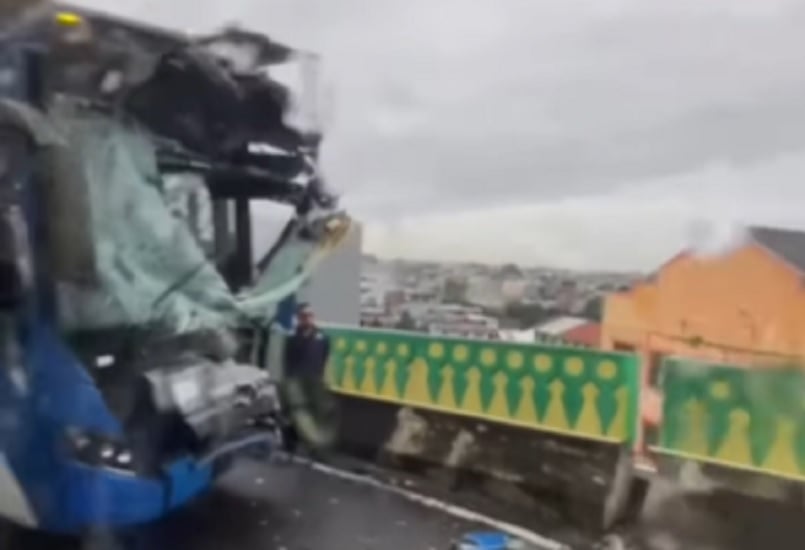 2 Bus Transjakarta Adu Banteng di Jalur Layang Cipulir, Penumpang Terluka