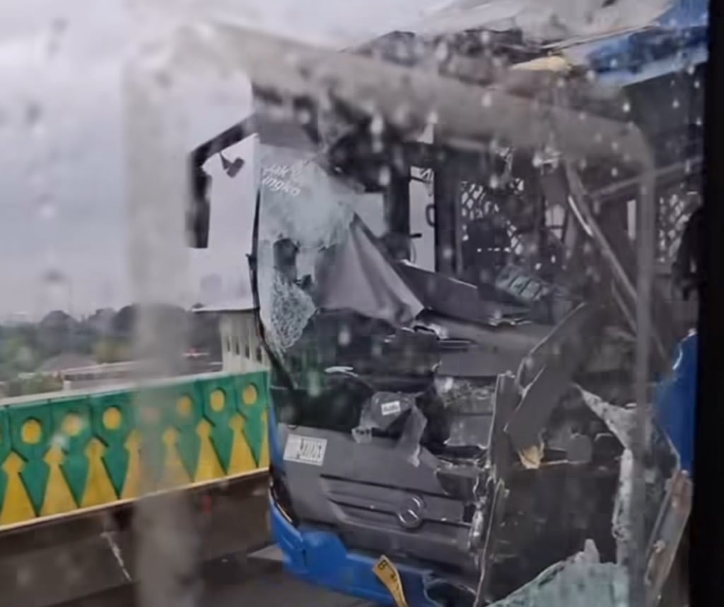 2 Bus Transjakarta Tabrakan di Jalur Layang Cipulir, Bagian Depan Hancur