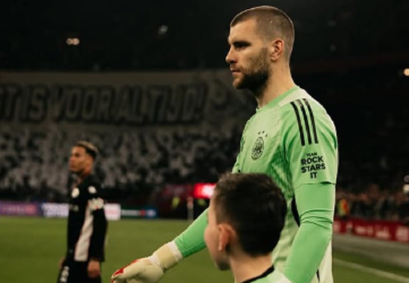 Maarten Paes Akui Buat Kesalahan Kecil di Laga Debut Ajax, Apa Itu?